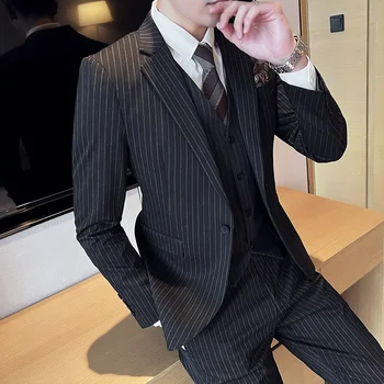 Мужской костюм в тонкую полоску 2023 года (костюм + жилет + брюки) Модный британский модный корейский облегающий деловой костюм из трех частей